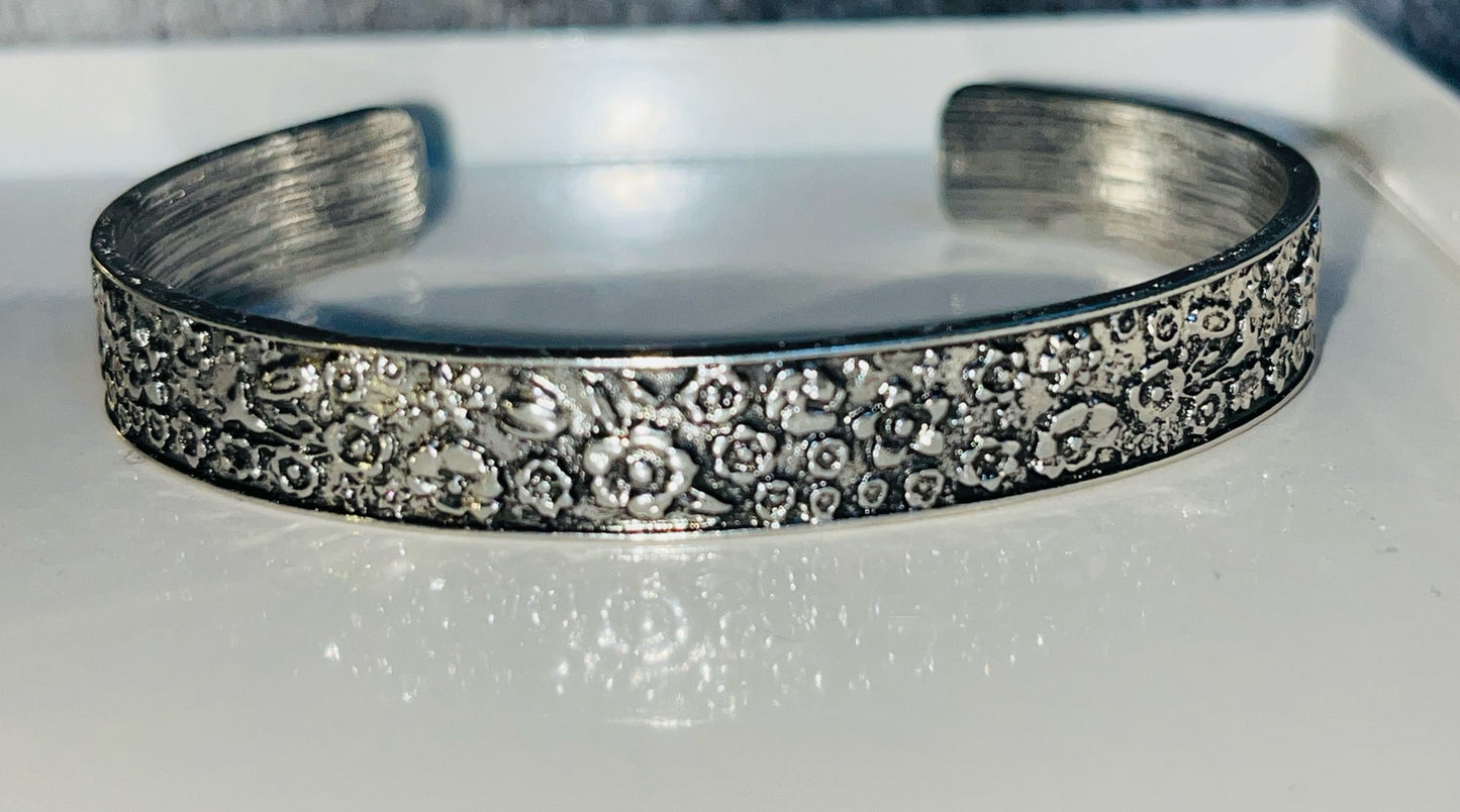 Exquisite Alloy Flower Pattern Open Bangle Bracelet