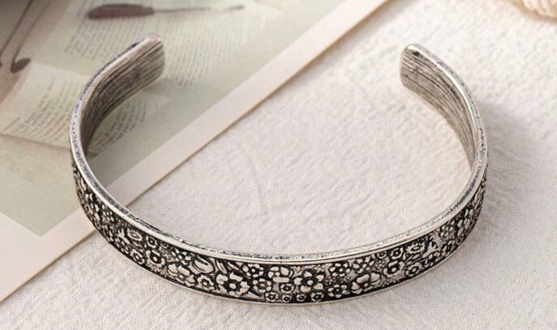 Exquisite Alloy Flower Pattern Open Bangle Bracelet